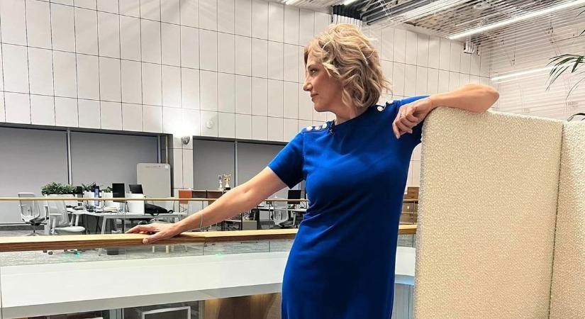 Barabás Évi az újságíró szövetség székházában beszél tévés emlékeiről