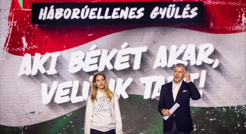 Szabó Zsófi Orbán-firkás pulcsiban tűnt fel a Háborúellenes Gyűlésen - Fotó