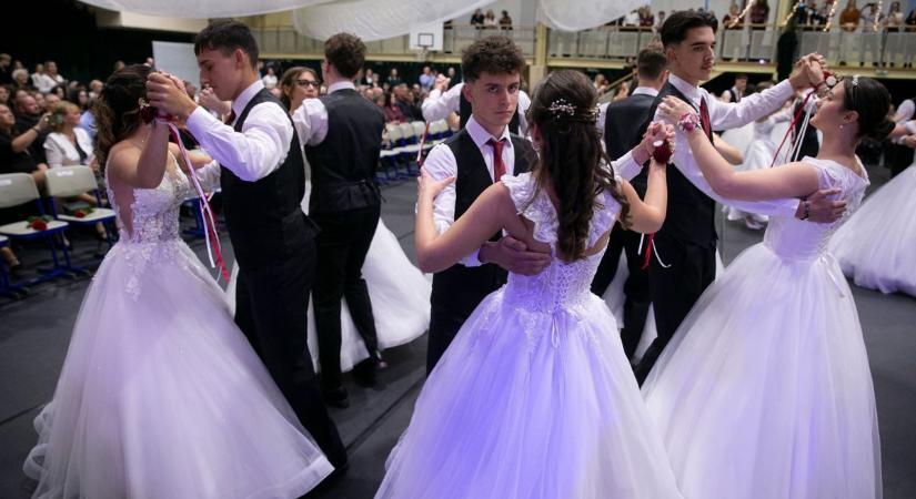 Kék szalaggal indultak útnak a Constantinum végzősei – fotók, videó