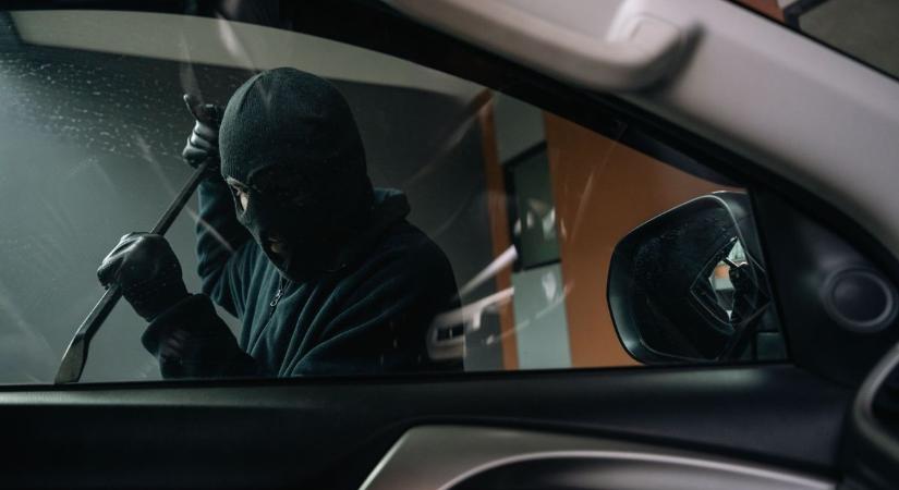 Különös módszert vetett be egy kunmadarasi férfi, hogy ellopjon egy udvaron parkoló autót