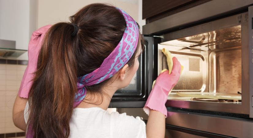 Két evőkanál a mikróba, és olyan tiszta lesz egy pillanat alatt, mintha egész nap súroltad volna