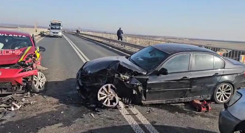 Magánmentőnek csapódott egy autó – Hárman kórházba kerültek