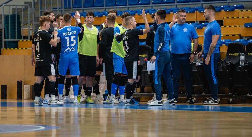 Az előző szezonban ezüstérmet szerző csapat edzője kiakadt a játékvezetőkre