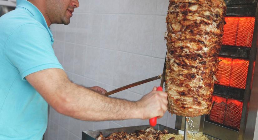 Gírosz-botrány: ezeket a büféket azonnal bezáratta a hatóság