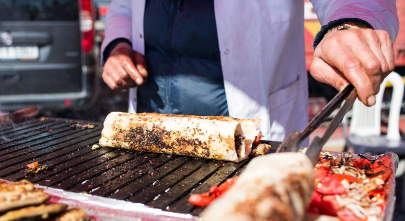 Tragédia az utcai ételtől: mi okozhatta anya és két gyermeke halálos mérgezését?