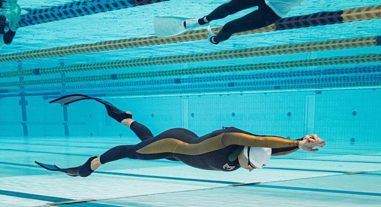 Nincs olyan, hogy lehetetlen: nézze élőben, ahogy a világ legjobbjai rekorddöntésért ugranak medencébe