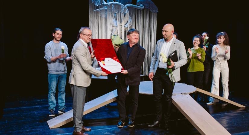 A Marosvásárhelyi Művészeti Egyetem érdeméremben részesítette Sramó Gábor rendezőt