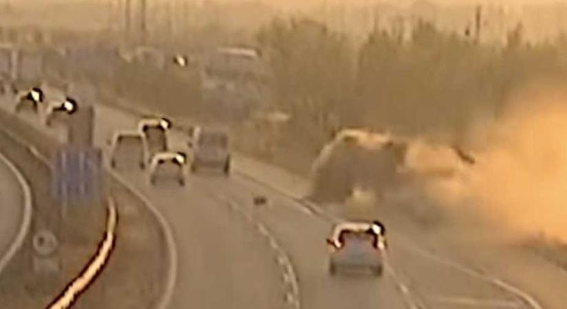 Durva képsorok: Vakegér kamionos okozott hatalmas balesetet az autópályán (videó)
