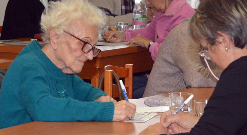 Ilyen volt a nyúli nyugdíjasok keresztrejtvényfejtő versenye – Sok fotóval