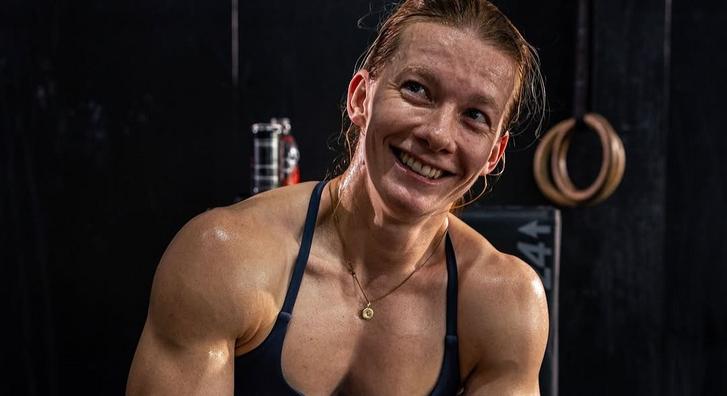 Egy 32 éves rendőrnő döntötte meg a húzódzkodás világrekordját, egy óra alatt 733-szor végezte el a gyakorlatot