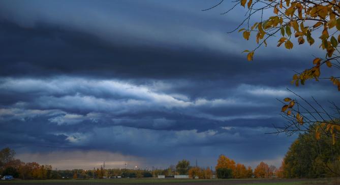 Esővel, zivatarokkal és viharos széllel érkezik a hétfői front
