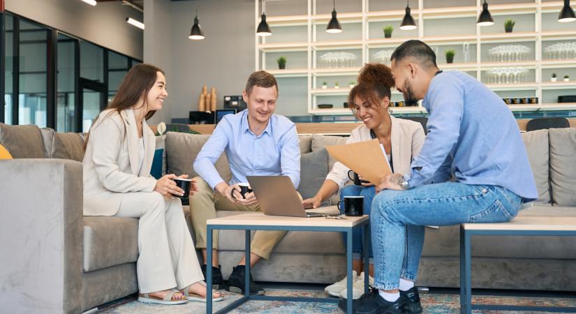 Kollégával flörtölni? Komoly galibákat okozhat ez a munkahelyeken