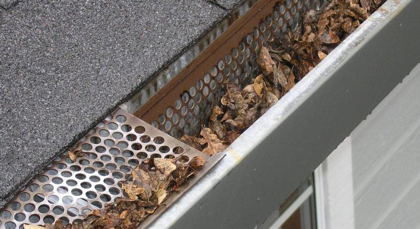 Ereszcsatorna-karbantartás: ősszel vagy tavasszal tisztítsuk?