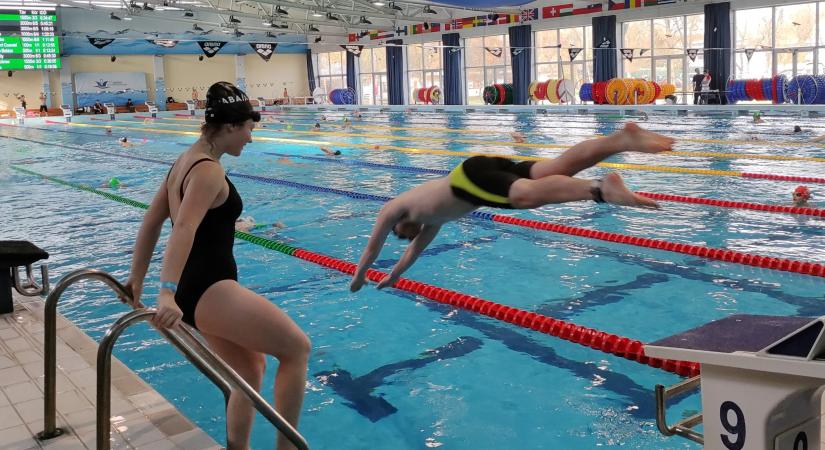Olimpiai bajnok is vízbe csobbant Vásárhelyen – videóval