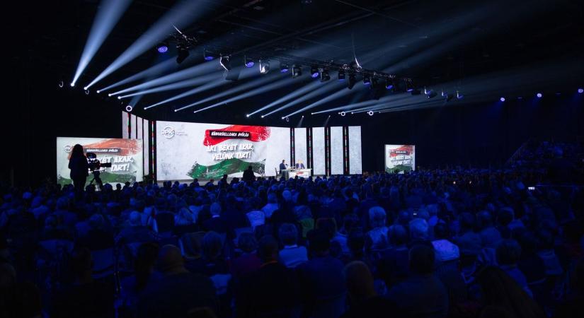 Megmozdult az ország: elindult a győri háborúellenes gyűlés