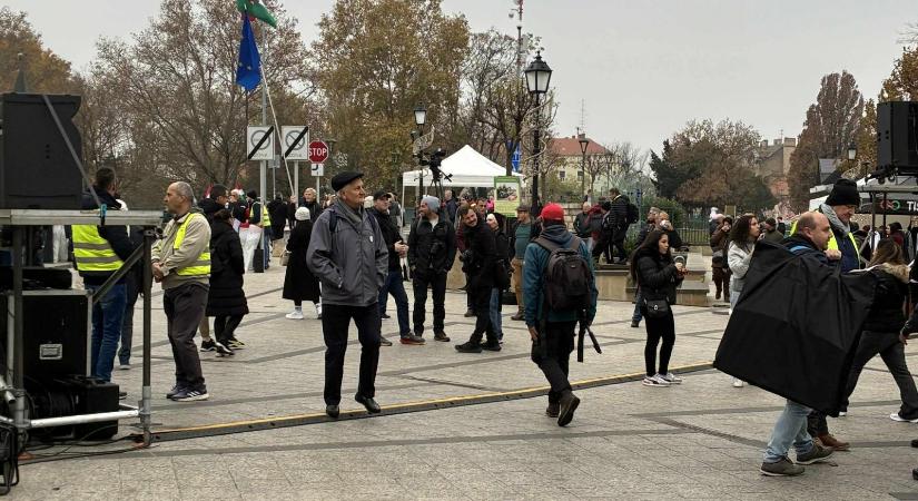 Magyar Péter és a sarki Fidesz-iroda – Kis percről percre a nagy győri gyűlésről