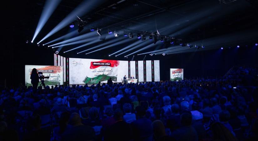 Szijjártó Péter a háborúellenes gyűlésen: ha Orbán Viktor marad a miniszterelnök, Magyarországot nem viszik háborúba (videó)