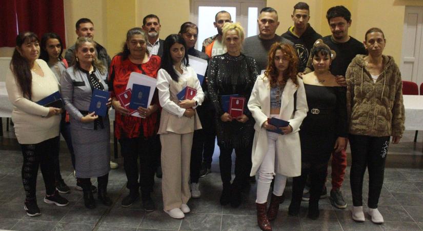 Átányi és tiszanánai felnőttek mesélnek arról, hogyan kaptak lehetőséget, hogy javítsanak sorsukon