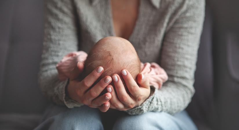 Egy fiatal anyuka kivárja a szülési szabadságot, hogy szakíthasson