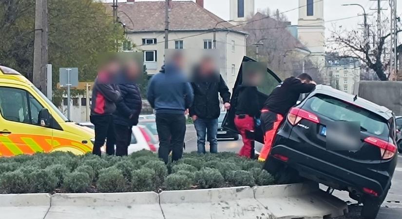 Súlyos baleset a körforgalomnál, ketten az árokban
