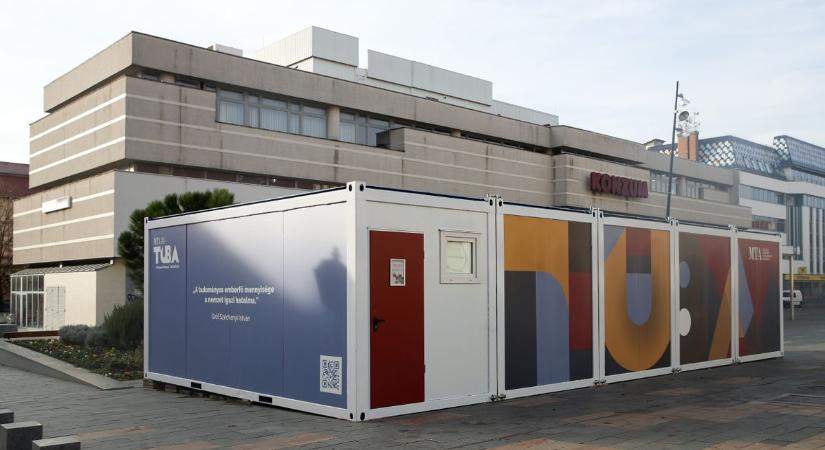 Rejtélyes építmény jelent meg a Kossuth téren – kiderült, mi áll mögötte