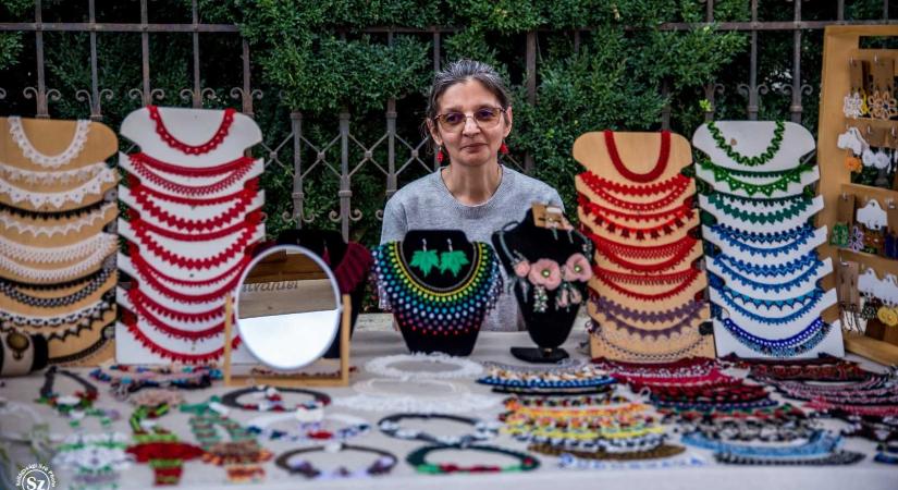 „A gubancos idegeimet jól kifésüli” – Hobbinak indult, de életformává vált a gyöngyfűzés Süle Erikának