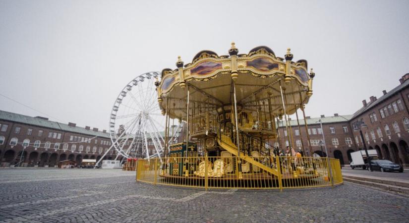 Emeletes körhinta is van a szegedi Dóm-téren