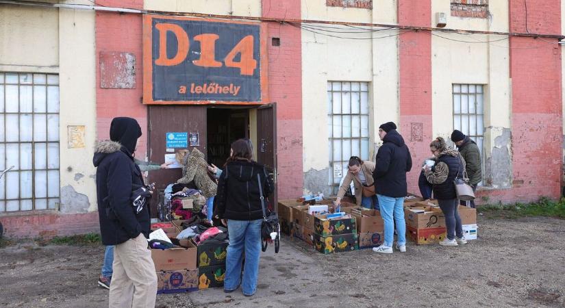 Most is tömegeket vonzott: retró kincsvadászat, bakelitek és könyvek, pezsgő hangulat fogadta a látogatókat a D14 lelőhely szombati vásárán – galériával, videóval