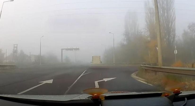 Érthetetlen manővert rögzítettek a rendőrök a ködben, pont a fedélzeti kamerájuk előtt történt