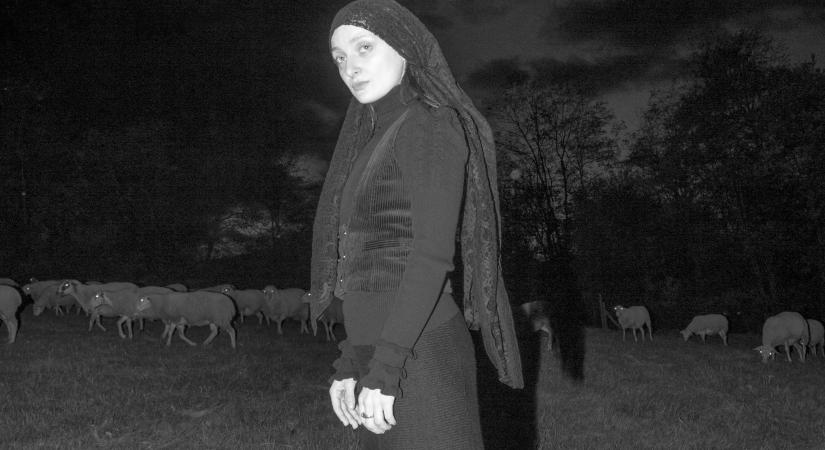 Egy hely, ahol önmagunk lehetünk: megérkezett Csinszka új albuma