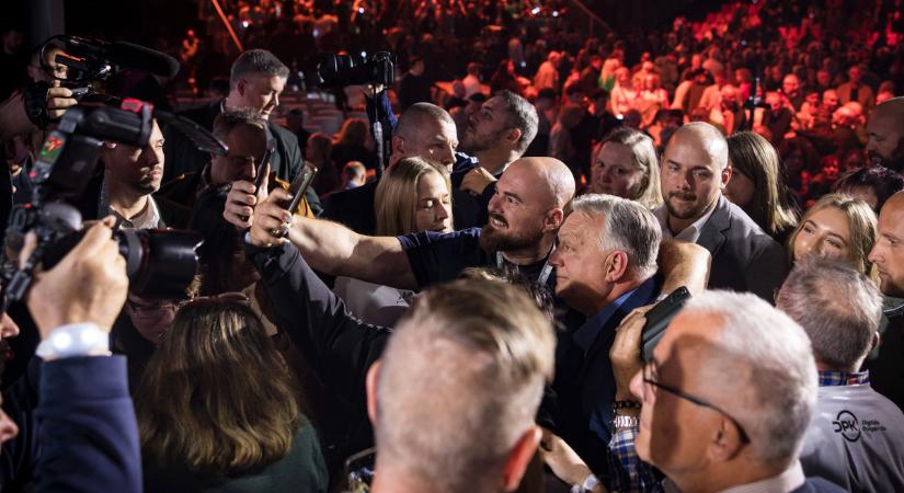 Háborúellenes Gyűlés: számtalan híresség fotózkodott Orbán Viktorral