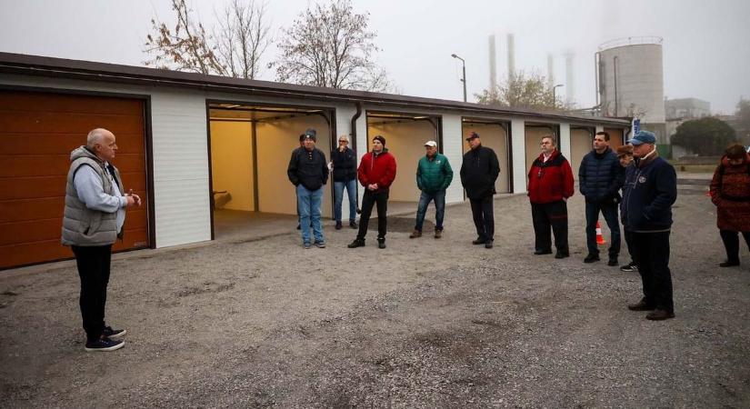 Sok az autó, kevés a garázs – ezen a problémán enyhít egy most átadott beruházás (galéria)