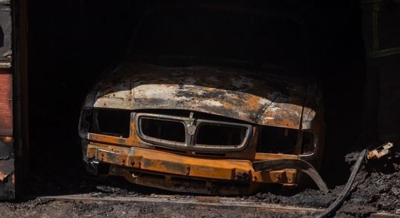 Megmagyarázhatatlan tűzeset Dózsán: valami villámgyorsan lángba borított egy autót az épületben