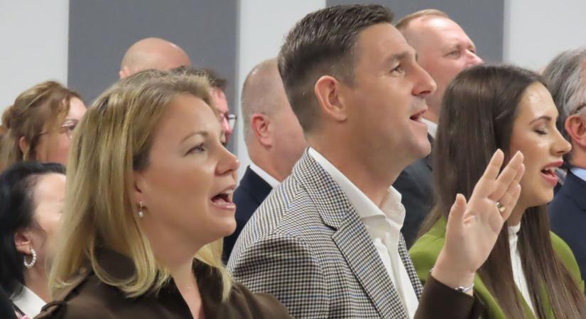 Új gyülekezeti házban dicsérik az Istent Kapuváron, Gera Zoli is ott volt az avatón - fotók, videó