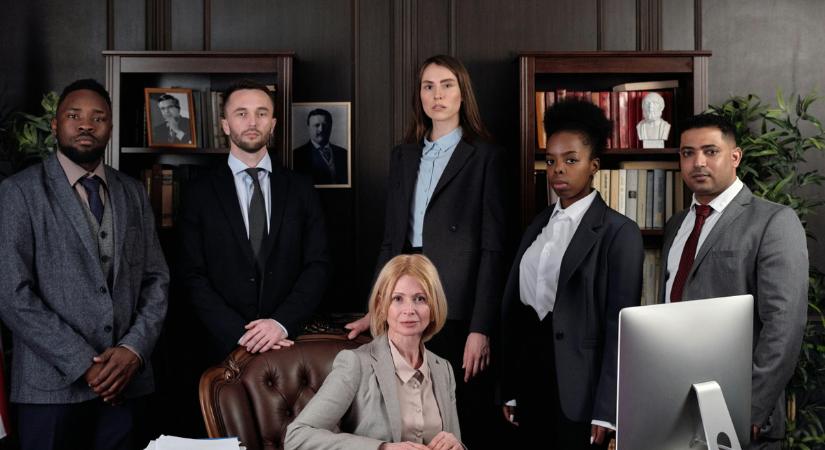 Hihetetlen! Kirúgott két alkalmazottat, mert csalták a párjukat