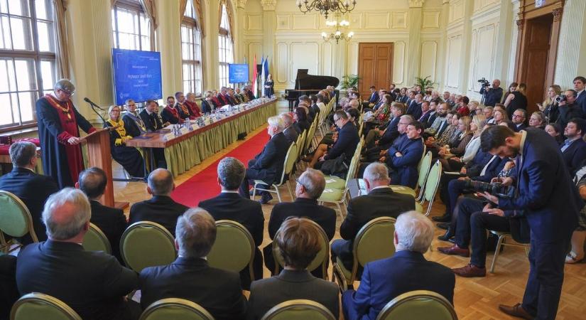 Egyetem Napját ünnepelte az SZTE – díszdoktorokat avattak és hagyományt ápoltak Szegeden – galériával