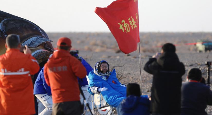 Sikeresen hazatértek a korábban űrben rekedt kínai űrhajósok
