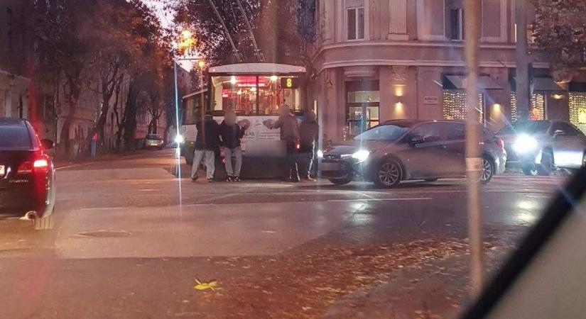 „Ekkora bérletár, és mégis lerobban!” - kézzel tolták a trolit Szegeden