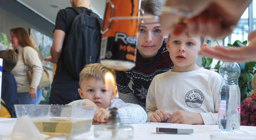 A Kísérletek Kavalkádjában gyerekek és diákok közösen fedezték fel a tudomány játékos világát az Agórában – galériával, videóval