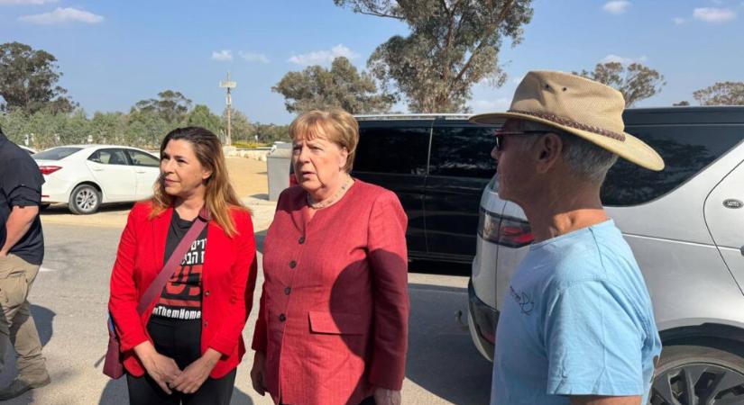 Angela Merkel meglátogatta a Hamasz mészárlás áldozatainak emlékhelyét