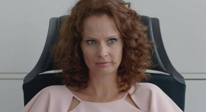 Az 51 éves Dobó Kata combvillantós miniben: hosszú, formás lábán csak ámulunk