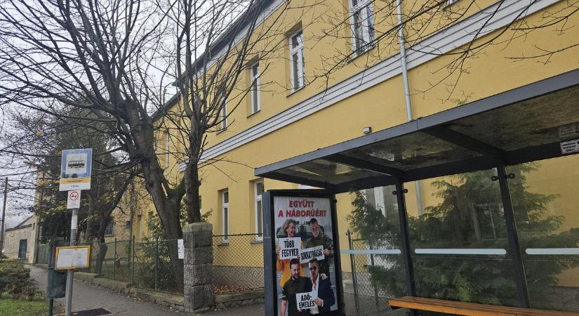 A tavalyi botrány után ismét háborús plakátot tettek Piliscsabán az iskola mellé