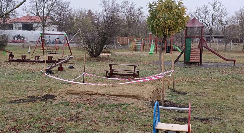 Egy Facebook-posztból tudták meg a helyiek, mi történt a falu játszóterén