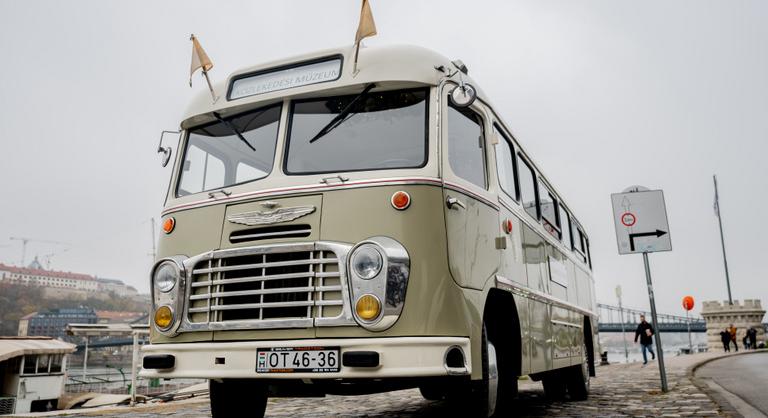 Mindenki csak bámult: 50 milliós guruló legendákkal utazhatunk Budapest utcáin