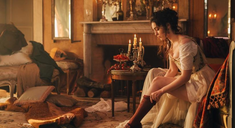 Mától az HBO Maxon: Egy kurtizánról szól a platform új, pikáns sorozata