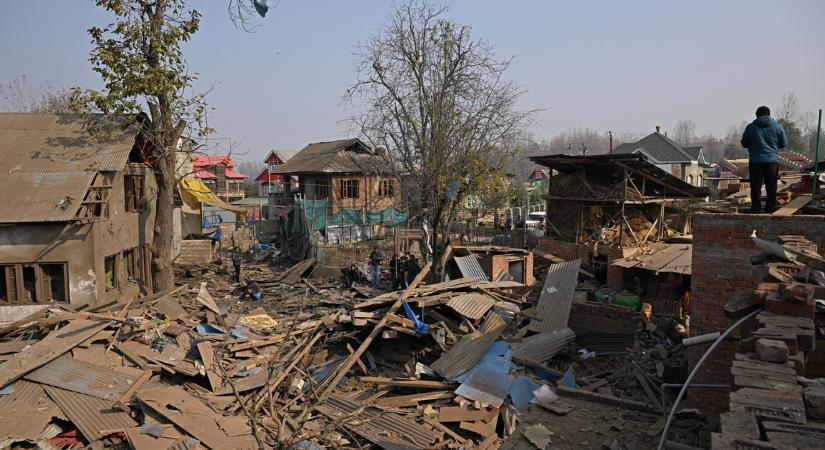 „Testrészeket találtak a közeli házakban” – kilencen meghaltak Indiában, miután robbanás történt egy rendőrőrsön