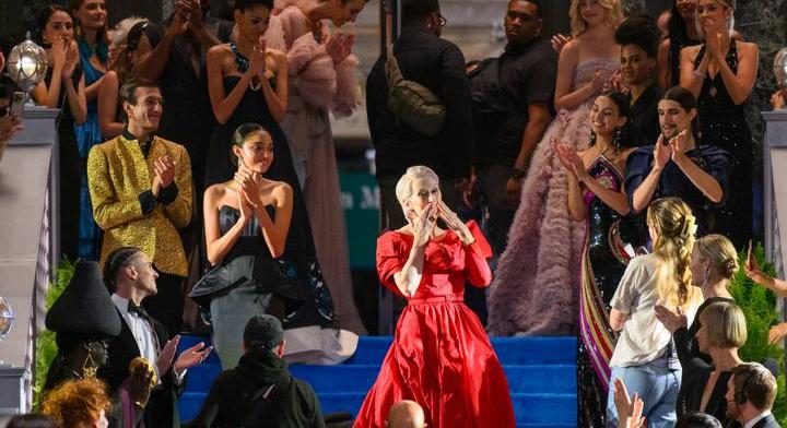 Újabb stílusos luxusszettek Az ördög Pradát visel 2.-ből – innen te is lophatsz ötleteket!