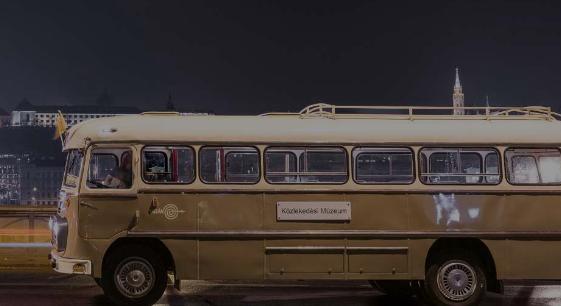 Ünnepi díszbe öltöztetett Ikarus autóbuszokon járhatjátok be Budapest belvárosát