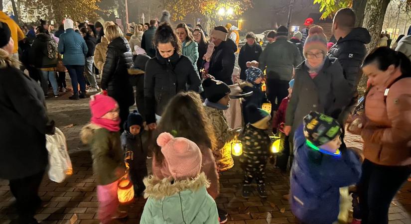 Családok százai ünnepeltek együtt a lámpások fényében pompázó Kerekegyházán – fotók, videó