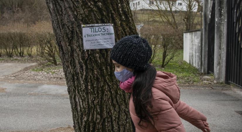 Hiába a tavalyi botrány, újabb háborús plakát tűnt fel Piliscsabán az iskolánál
